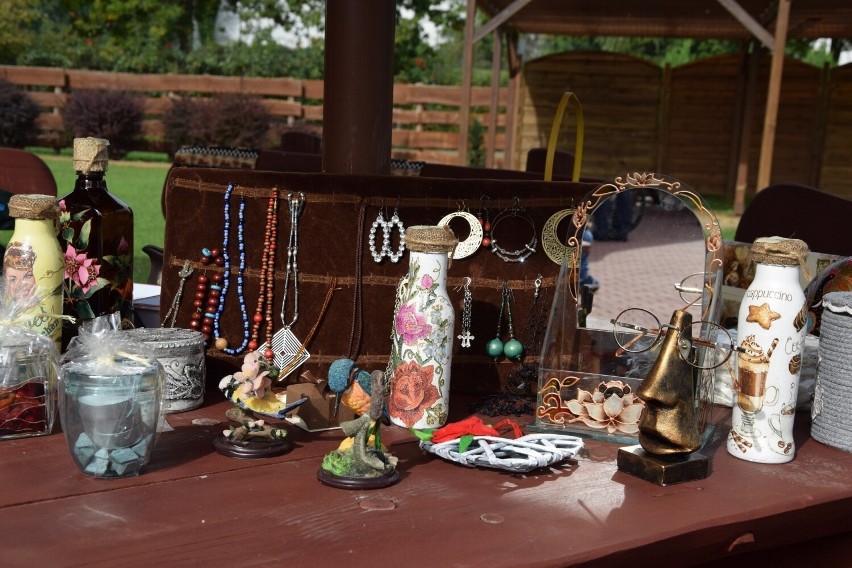 Mieszkańcy sprzedają często biżuterię i ręcznie robione...