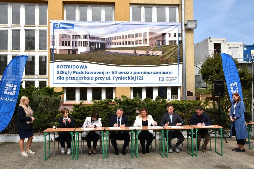 Komfort i nowoczesność w szkole przy Tynieckiej w Krakowie. Rozbudowa placówki przyniesie korzyści dla uczniów i przedszkolaków