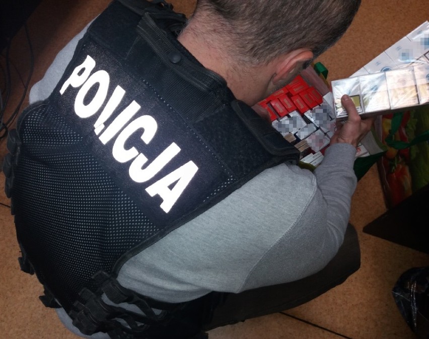 Policjanci znaleźli w Opatówku 11 tysięcy sztuk nielegalnych...