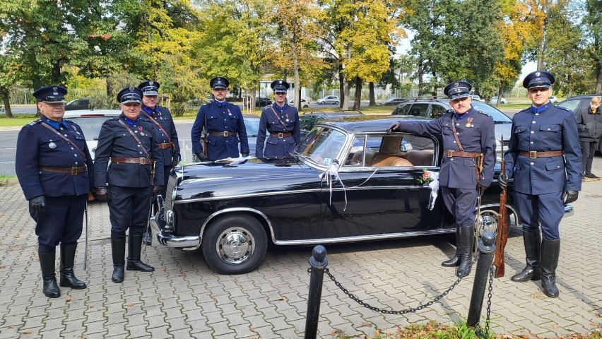 Rekonstruktorzy policyjni z Radomia asystowali na ślubie swojego prezesa Jarosława Olbrychowskiego. Zobaczcie zdjęcia