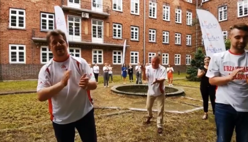 Malbork. Kolejny #GaszynChallenge dla małej Julki. Zobacz pompki i przysiady miejskich urzędników