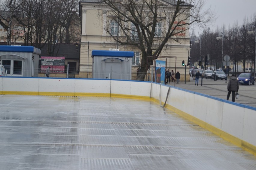 Częstochowa: otwarcie miejskiej ślizgawki na Placu Biegańskiego coraz bliżej [ZDJĘCIA]