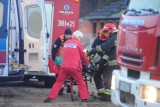 Wypadek na budowie w Lesznie. Mężczyzna spadł z dachu. W ewakuacji rannego pomóc musieli strażacy [ZDJĘCIA]