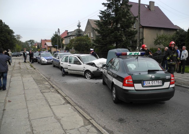 Radiowozy policji i żandarmerii wojskowej brały udział w pościgu za 17-latkiem w volkswagenie. Skończyło się czołowym zderzeniem na ulicy Reymonta.