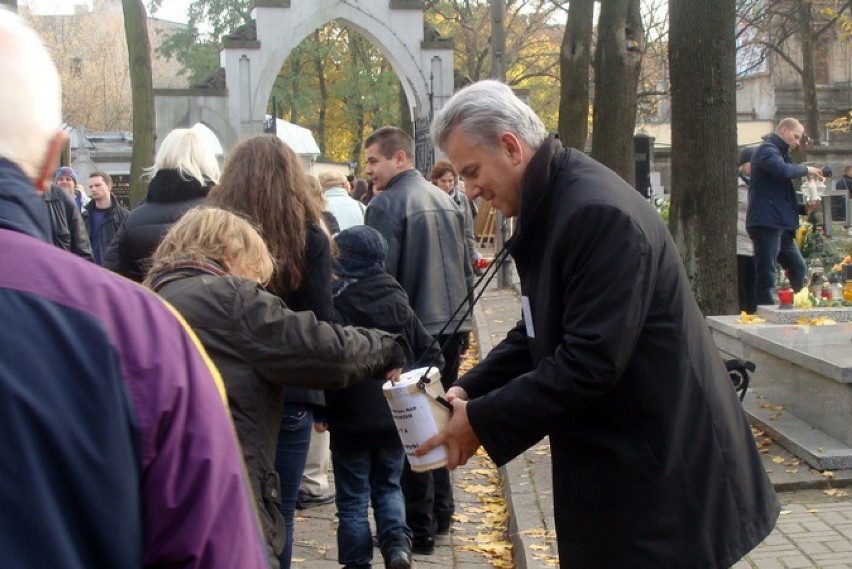 Cezary Grabarczyk kwestuje na Starym Cmentarzu w Łodzi