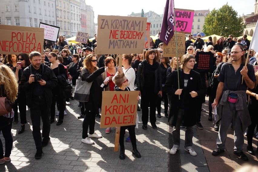 Kraków. Czarny protest na Rynku Głównym [ZDJĘCIA, WIDEO]