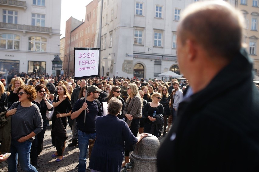 Kraków. Czarny protest na Rynku Głównym [ZDJĘCIA, WIDEO]