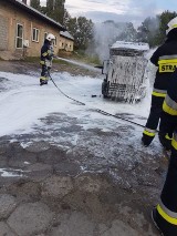 Pożar zamiatarki ulicznej w Parzymiechach. Gasiły trzy zastępy straży pożarnej [ZDJĘCIA]