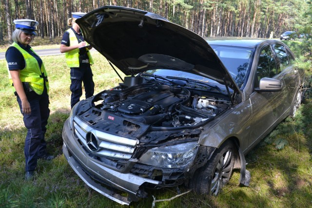 Dwa niedzielne wypadki drogowe. Przed Trzebielinem rozbił się osobowy mercedes