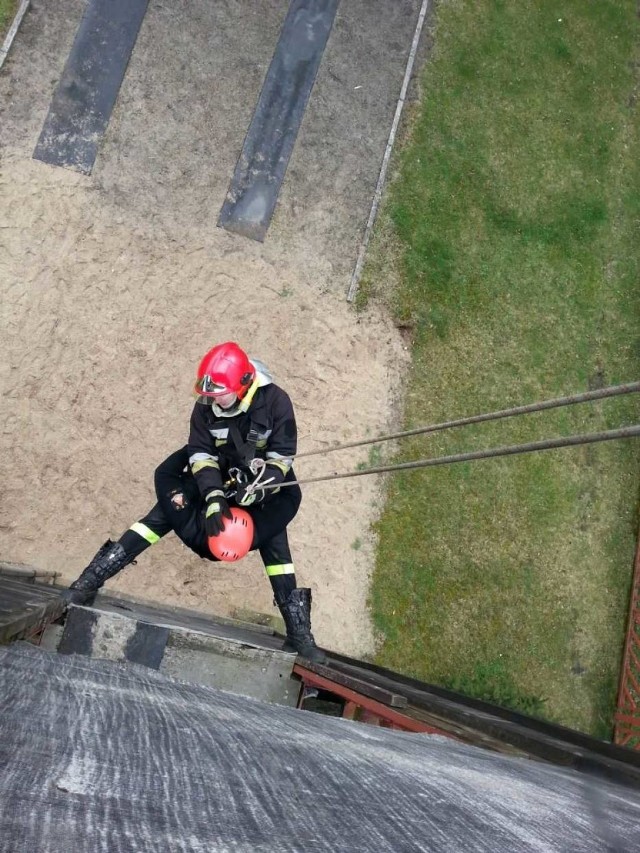 Pilscy strażacy zakończyli trzydniowe szkolenia wysokościowe. Była to już szósta edycja szkoleń w zakresie podstawowym i ostatnia zaplanowana na ten rok.

WIĘCEJ: Pilscy strażacy na wysokościach. Ćwiczyli na Mostach Królewskich