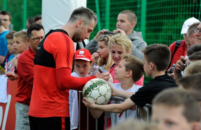 600 osób oglądało wtorkowy popołudniowy trening reprezentacji Polski w Arłamowie. Były to jedyne otwarte zajęcia podczas tego zgrupowania. Po treningu piłkarze cierpliwie spełniali życzenia kibiców. 

