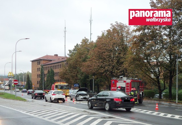 Zderzenie samochodów osobowych marek Ford i Peugeot na ul. Kolejowej w Wałbrzychu