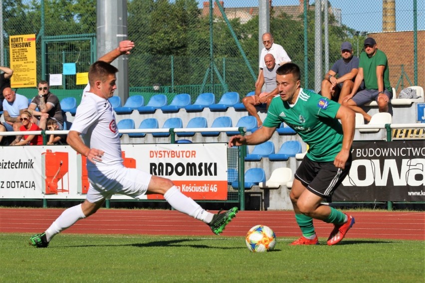 W meczu 1. kolejki III ligi KP Starogard (na zielono) uległ...