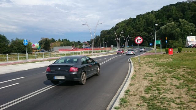 Część kierowców zamiast zwolnić na kontrałuku, decyduje się go ominąć i złamać przepisy ruchu drogowego. Inni przeszkodę zauważają w ostatniej chwili, co widać po odrapaniach krawężnika