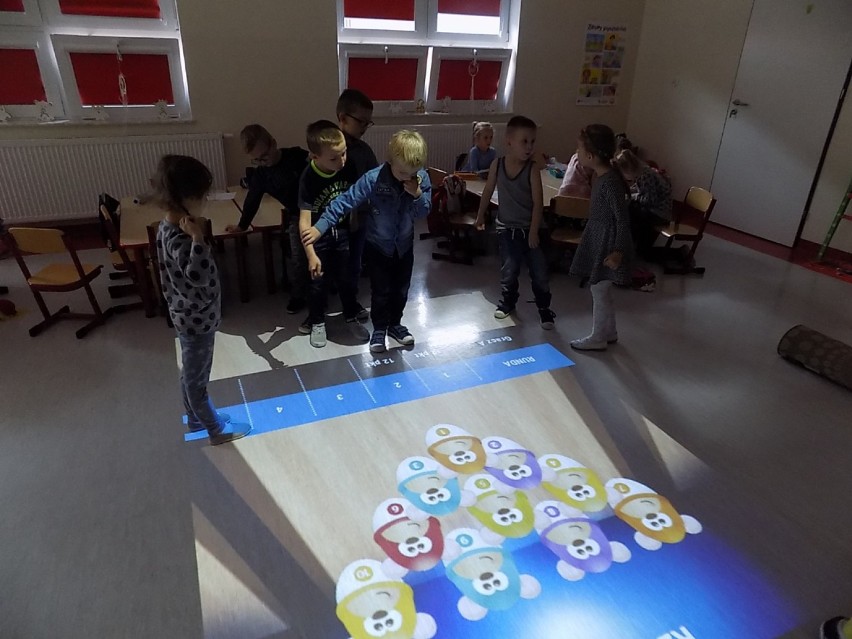 Gmina Malbork. "Magiczny dywan" i inne nowoczesne technologie pomagają dzieciom w nauce