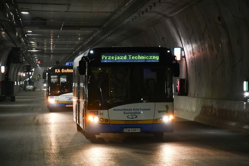 Autobusy przejechały przez tunel pod Świną. Odbyły się pierwsze przejazdy techniczne. Zobacz zdjęcia