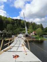 Trwa budowa kładki nad Jeziorem Bystrzyckim w Zagórzu Śląskim