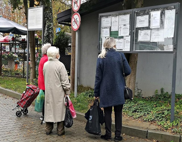 W ostatnich tygodniach w regionie łódzkim drastycznie wzrosła liczba zgonów. W Piotrkowie w październiku zmarło prawie dwa razy więcej osób niż rok temu. Na tablicach ogłoszeń nie mieszczą się nekrologi... Zdaniem lekarzy to nie tylko koronawirus, ale też skutki unikania lekarzy i szpitali w czasie epidemii.

CZYTAJ DALEJ>>>>