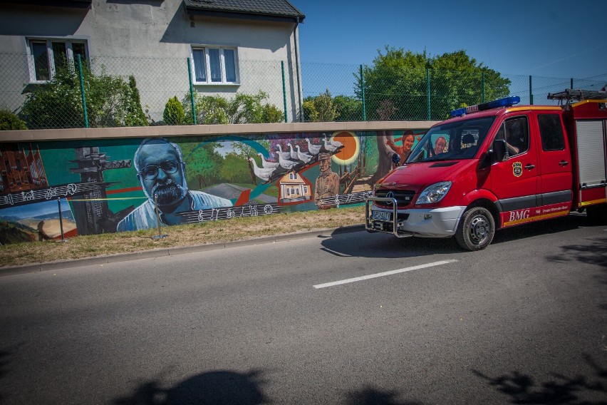 Mural w Jastrzębiej Górze na 100-lecie. To huczny początek urodzin, których obchody potrwają do 2022 roku. Jastrzębia świętuje!