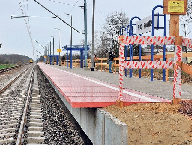 Po przebudowie uruchomiono jeden z dwóch peronów kolejowych na osiedlu Rawka