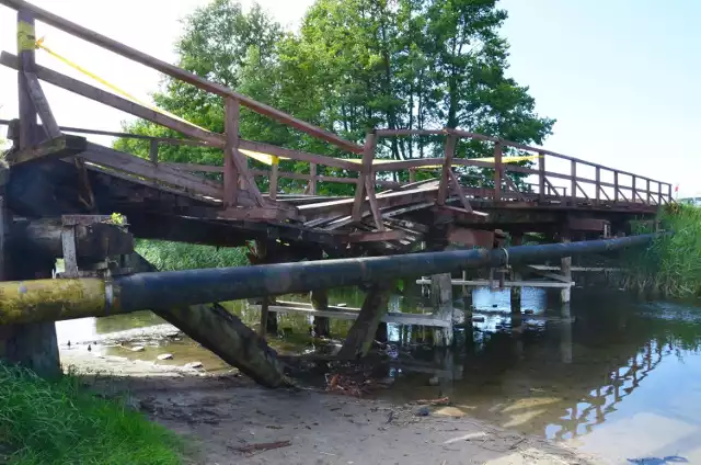 Uszkodzony most na rzece Piaśnicy