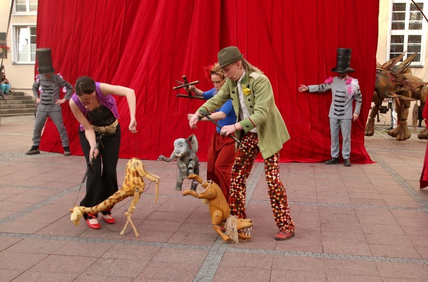 "Największy na świecie cyrk marionetek" na opolskim Rynku
