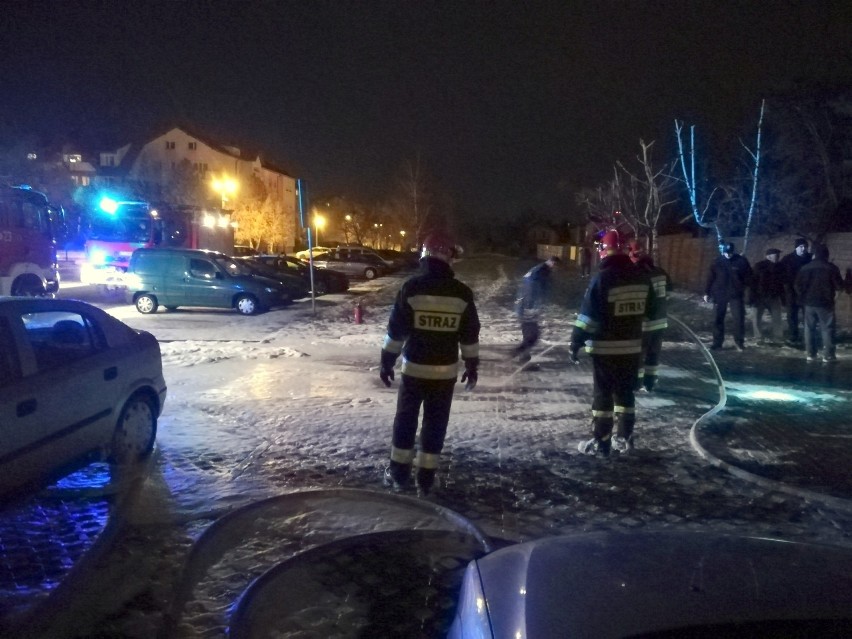 Tarnów. Pożar samochodu w warsztacie przy ul. Brandstaettera [ZDJĘCIA]