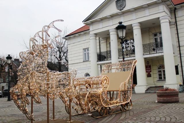 Foto. Marek Banasiak. Jeszcze w tym tygodniu przed Ratuszem ma być ustawiona tradycyjna choinka. Świąteczne dekoracje będą włączać się po zmierzchu wraz z oświetleniem ulicznym.