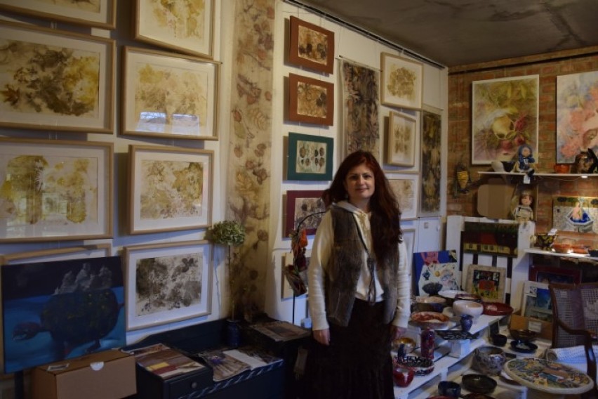 Pruszcz Gd.: Olena Ulianova tworzy i kreuje przestrzeń artystyczną wokół siebie i w galerii Szary Ganek. Wspiera lokalnych twórców [ZDJĘCIA]