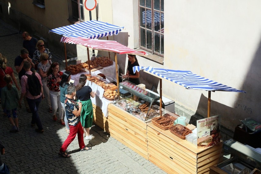 Na ul. Szambelańską w Lublinie wraca życie. Ruszył targ produktów lokalnych. Zobacz zdjęcia