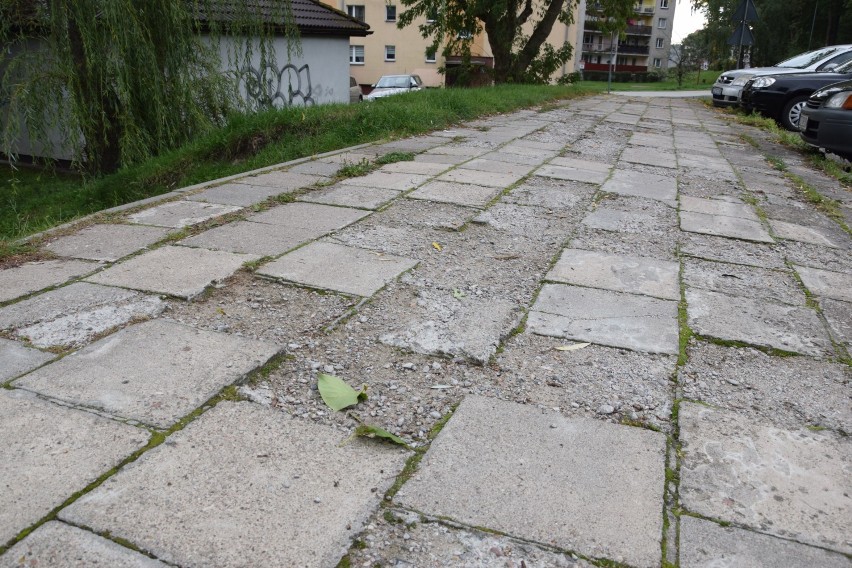 Najbardziej dziurawy chodnik w Szczecinku w remoncie [zdjęcia]