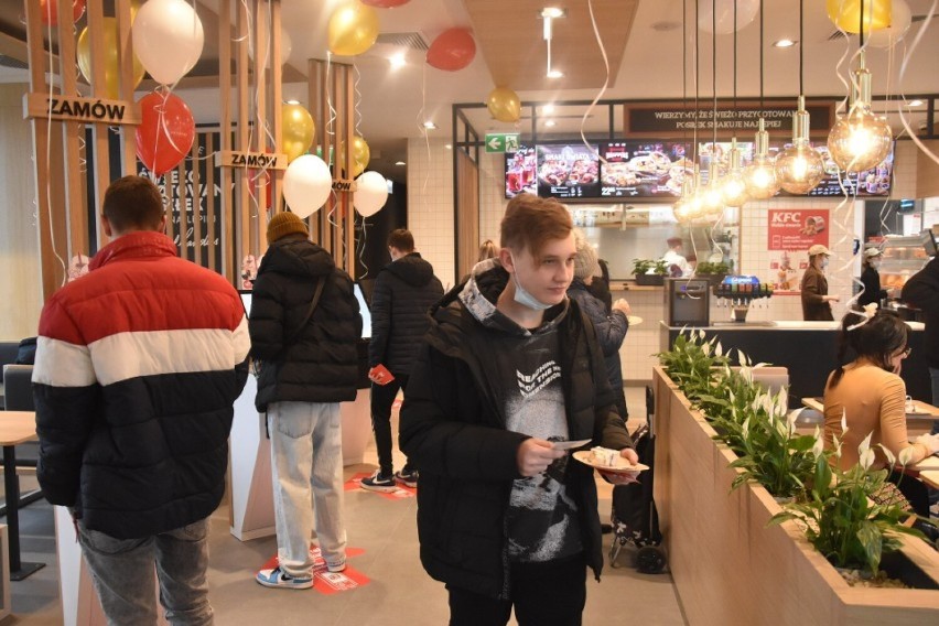 W Jastrzębiu otwarto pierwszą restaurację KFC. Na otwarcie...