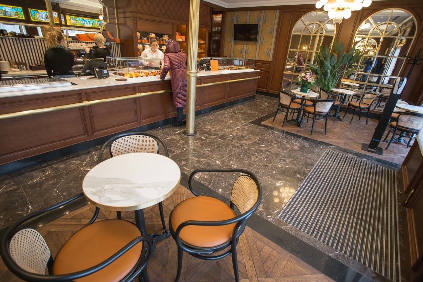 Kaiser Cafe wyróżnia się wystrojem wnętrza, w tym m.in....