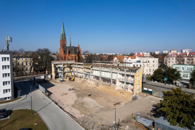 Tam, gdzie niegdyś istniał Kinoteatr "Grunwald", trwa budowa Teatru Muzycznego. Zobaczcie zdjęcia z drona! Remonty i zakupy szykują się także w innych instytucjach kultury w Toruniu.