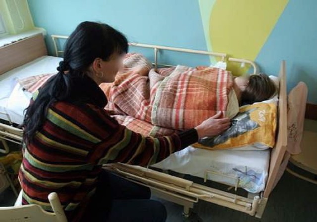 Matka czuwa przy szpitalnym łóżku córki, która próbowała popełnić samobójstwo.
