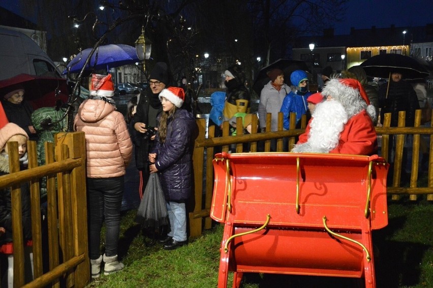 Święty Mikołaj z reniferami na odnowionym Rozwadowskim Rynku w Stalowej Woli. Zobacz zdjęcia