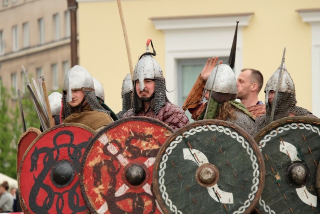 Rynek Kościuszki w niedzielne popołudnie zapełnił się od entuzjastów militariów i służb mundurowych.