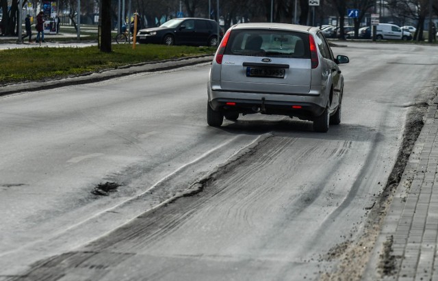 Ulica Magnuszewska jako jedna z nielicznych ma się doczekać w tym roku nowego asfaltu i remontu zatoczek autobusowych.