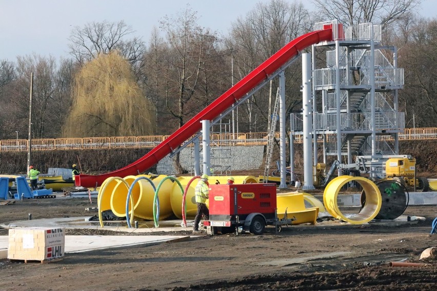 Powstają letnie baseny w Legnicy, zamontowano czerwony ślizg zjeżdżalni