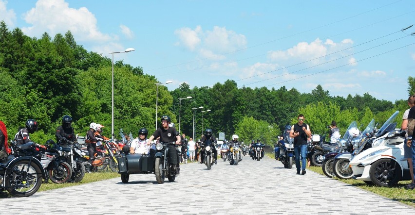 Ponad 400 motocyklistów przyjechało na piknik do Kumowej Doliny w Chełmie. Była widowiskowa parada ulicami miasta, koncerty i zbiórka krwi