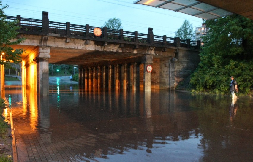 Trójmiasto. Po burzach powalone drzewa, zalane ulice [ZDJĘCIA]