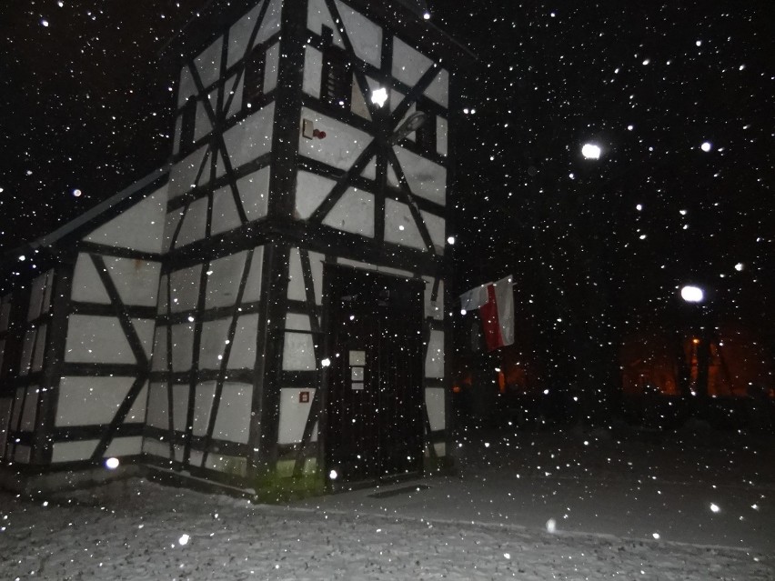 Święty Wojciech - kościółek w sypiącym śniegu