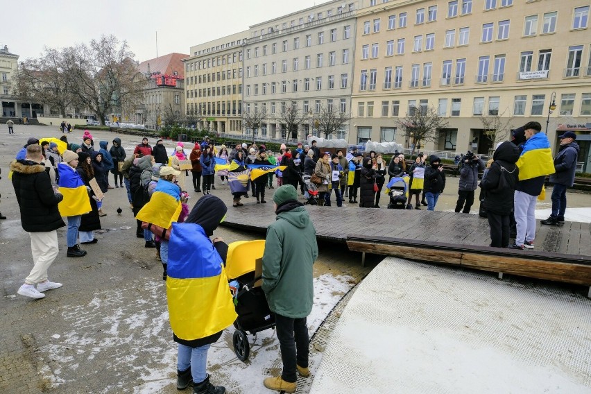 Demonstranci przypominali, że wojna w Ukrainie wciąż trwa.