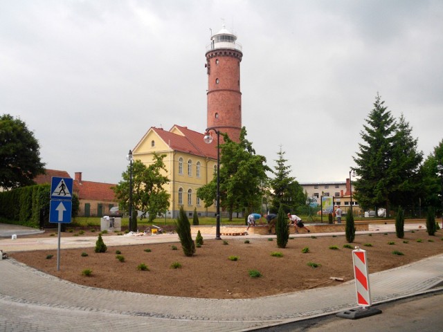 Latarnia morska. Teren przy niej w Jarosławcu zyskał nowego blasku