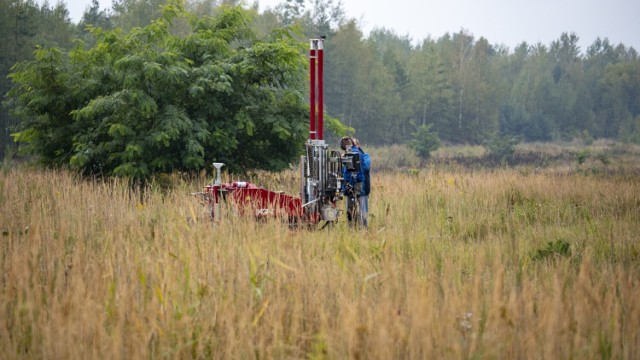 Obecnie celem przeprowadzenia badań geotechnicznych na terenie przyszłej fabryki Izera jest weryfikacja warunków gruntowo-wodnych, niezbędnych do zaprojektowania sposobu posadowienia przyszłych obiektów budowlanych zakładu produkcyjnego.