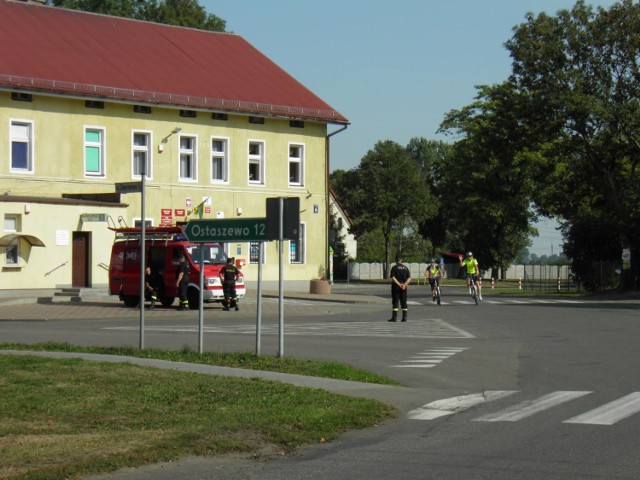 Lichnowy - przez tę wieś również przejeżdżali rowerzyści w ramach rajdu "Żuławy Wkoło". Trasę zabezpieczali strażacy z OSP.