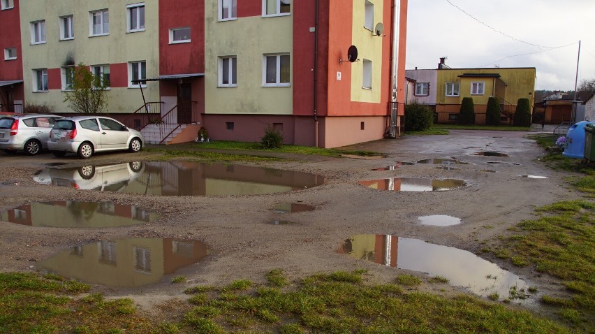 Jeziora między blokami na sławieńskim osiedlu. Mieszkańcy tracą cierpliwość [zdjęcia] 