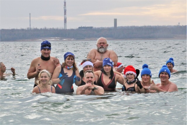 Morsowanie w Jeziorze Tarnobrzeskim w drugi dzień Świąt Bożego Narodzenia.