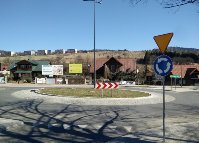 Rondo przy szpitalu u zbiegu ulic Czarny Potok i Kraszewskiego będzie nosić imię ks. Władysława Podrazy
