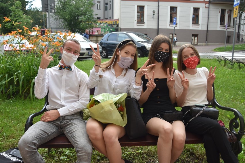 Tarnów. Zakończenie roku szkolnego w maseczkach i na raty. Ale uczniom i tak dopisywały humory [ZDJĘCIA]